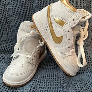 Air Jordan 1 Retro High OG "Metallic Gold"